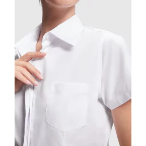 Camisa manga corta mujer Roly WRK Sofia 5061, blanco, detalle del cuello y la tapeta con modelo