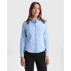 Camisa manga larga mujer Roly WRK Oxford Woman 5068, celeste, vista frontal con modelo