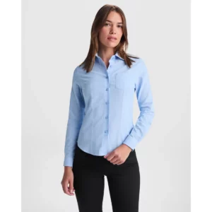 Camisa manga larga mujer Roly WRK Oxford Woman 5068, celeste, segunda vista frontal con modelo