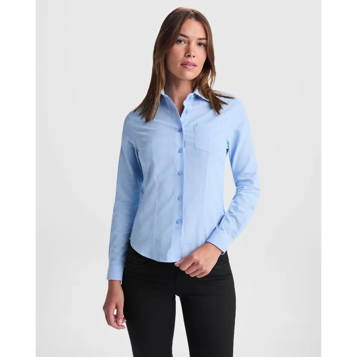 Camisa manga larga mujer Roly WRK Oxford Woman 5068 2 Camisa manga larga mujer Roly WRK Oxford Woman 5068, celeste, segunda vista frontal con modelo