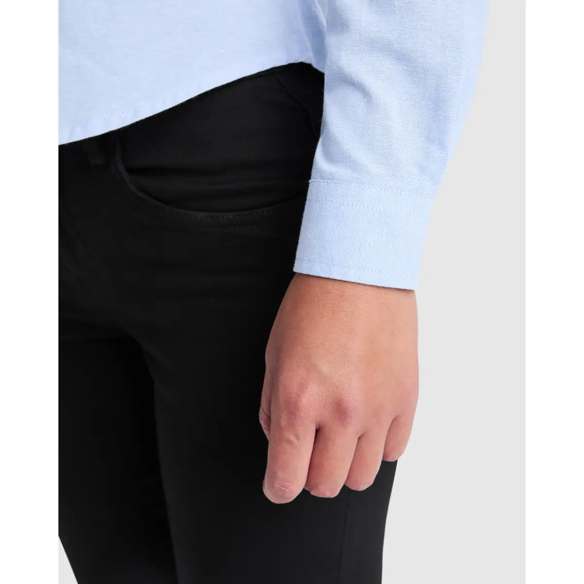 Camisa manga larga mujer Roly WRK Oxford Woman 5068 3 Camisa manga larga mujer Roly WRK Oxford Woman 5068, celeste, detalle del puño con modelo