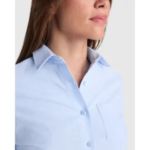 Camisa manga larga mujer Roly WRK Oxford Woman 5068, celeste, detalle del cuello con modelo