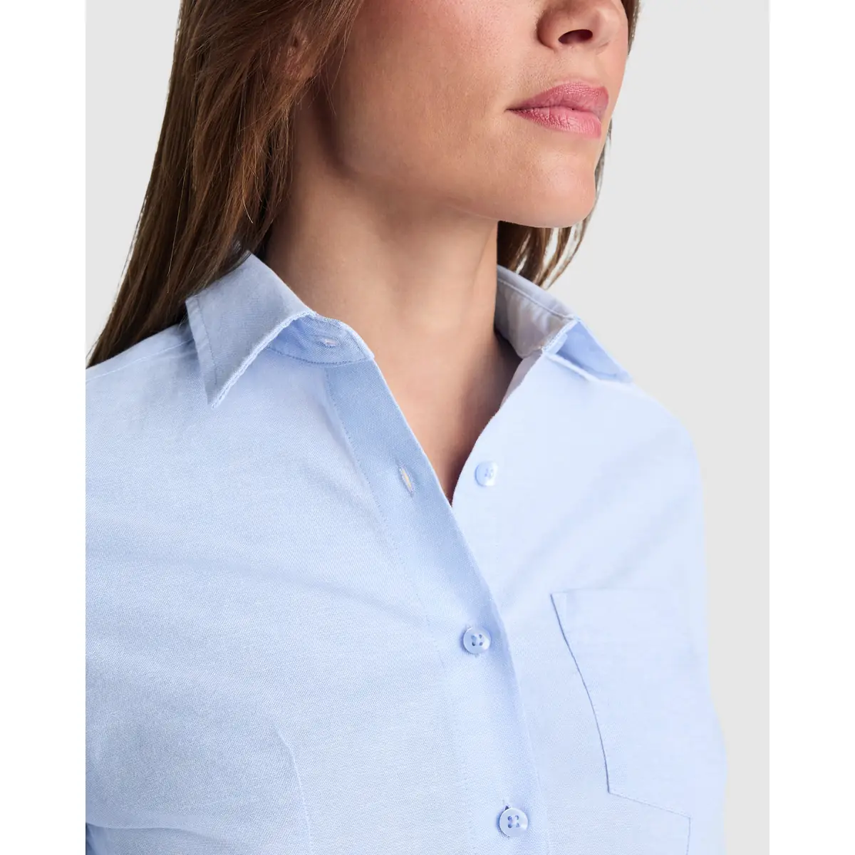 Camisa manga larga mujer Roly WRK Oxford Woman 5068 4 Camisa manga larga mujer Roly WRK Oxford Woman 5068, celeste, detalle del cuello con modelo
