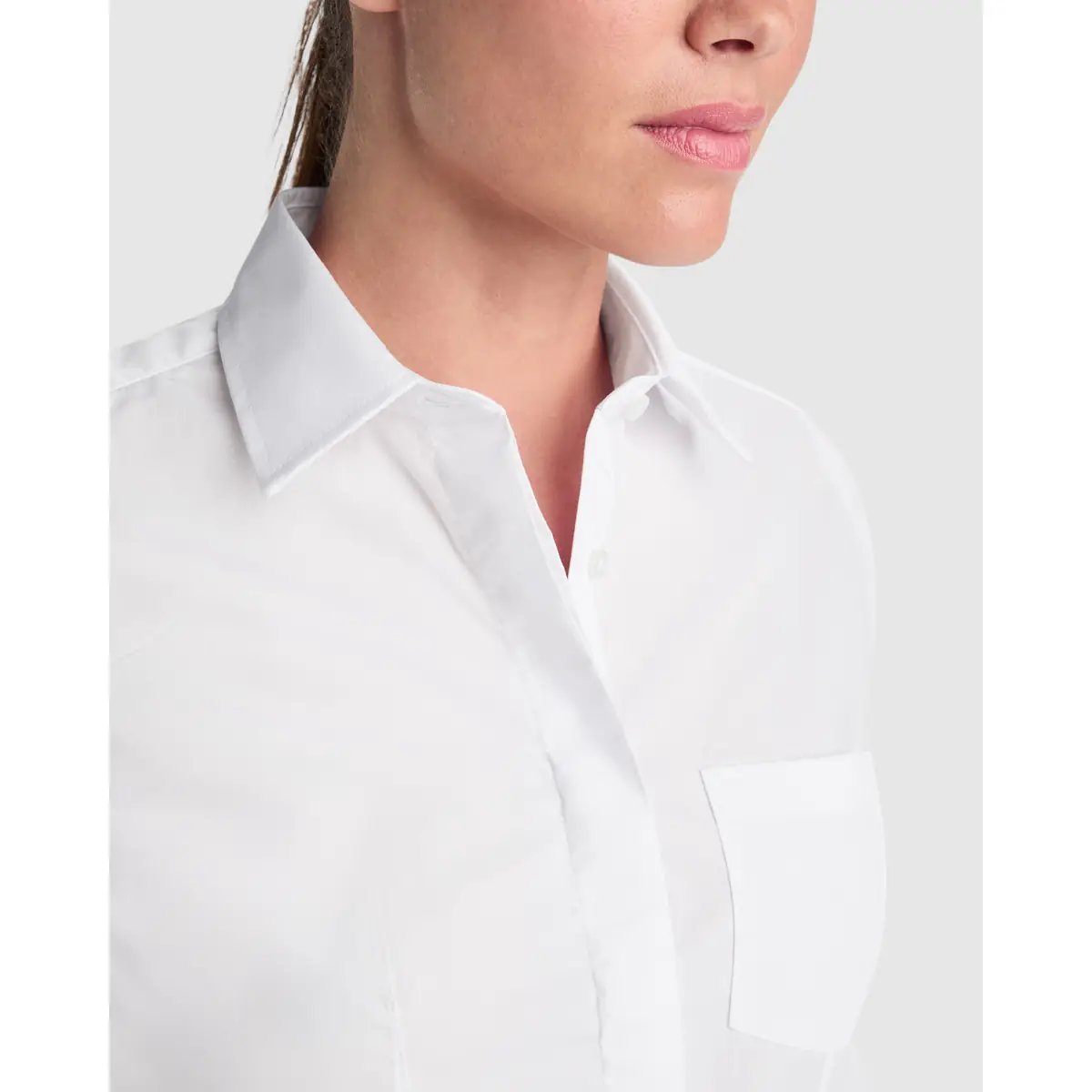 Camisa manga larga mujer Roly WRK Sofia L/S 5161 3 Camisa manga larga mujer Roly WRK Sofia L/S 5161, blanco, detalle del cuello con modelo