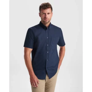Camisa manga corta hombre Roly WRK Aifos 5503, marino, vista frontal con modelo
