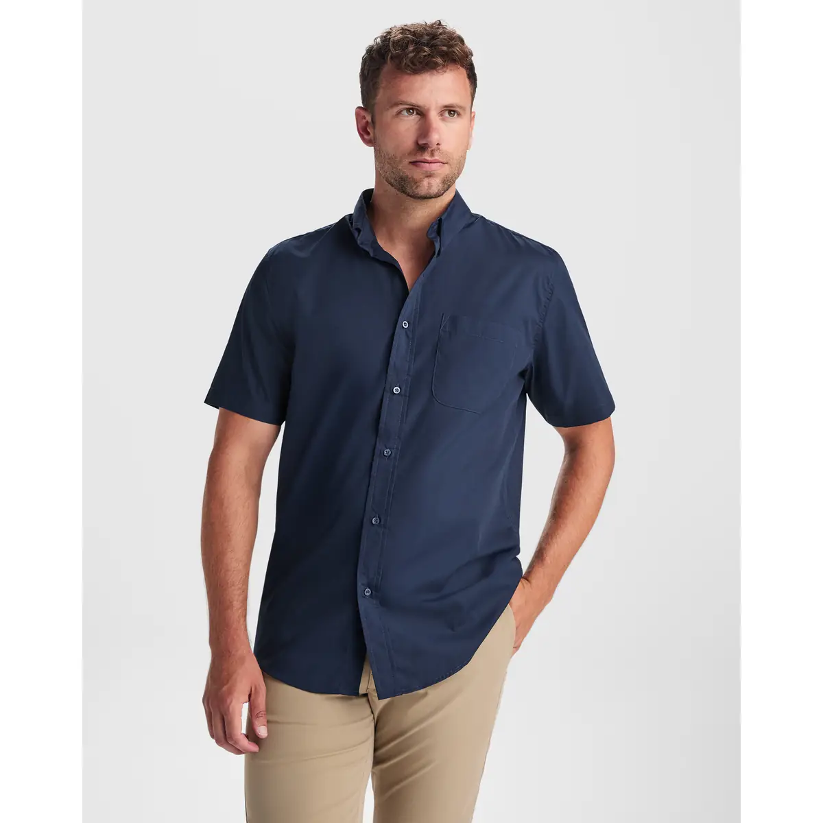 Camisa manga corta hombre Roly WRK Aifos 5503 2 Camisa manga corta hombre Roly WRK Aifos 5503, marino, segunda vista frontal con modelo