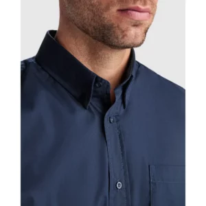 Camisa manga corta hombre Roly WRK Aifos 5503, marino, detalle del cuello con modelo