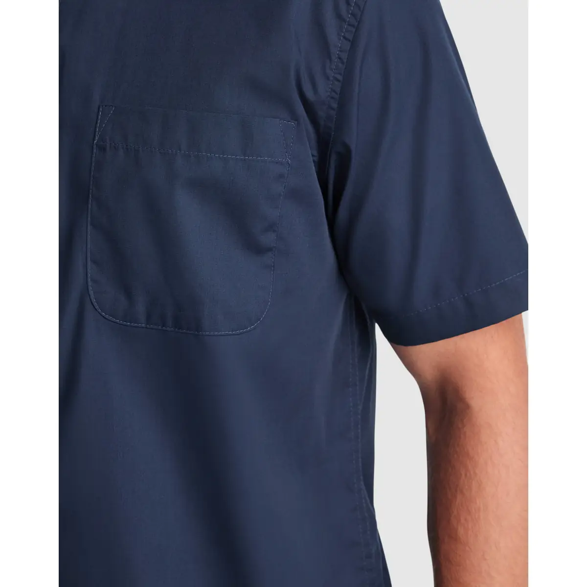 Camisa manga corta hombre Roly WRK Aifos 5503 4 Camisa manga corta hombre Roly WRK Aifos 5503, marino, detalle del bolsillo con modelo