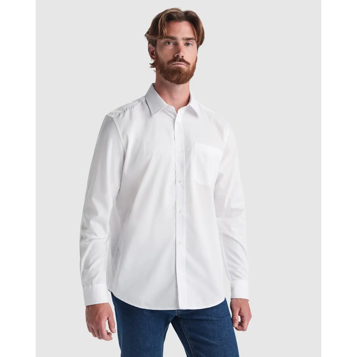 Camisa manga larga hombre Roly WRK Aifos L/S 5504 2 Camisa manga larga hombre Roly WRK Aifos L/S 5504, blanco, segunda vista frontal con modelo