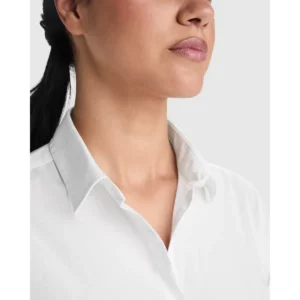 Camisa elástica mujer Roly WRK Moscu Woman 5505, blanco, detalle del cuello con modelo