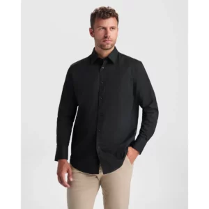 Camisa elástica hombre Roly WRK Moscu 5506, negro, vista frontal con modelo
