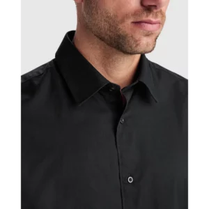 Camisa elástica hombre Roly WRK Moscu 5506, negro, detalle del cuello con modelo