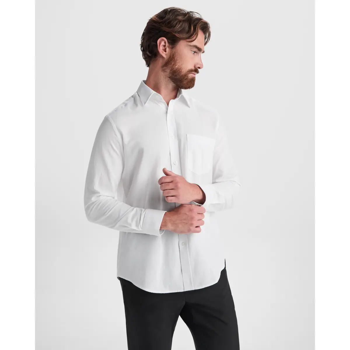 Camisa manga larga hombre Roly WRK Oxford 5507 2 Camisa manga larga hombre Roly WRK Oxford 5507, blanco, segunda vista frontal con modelo