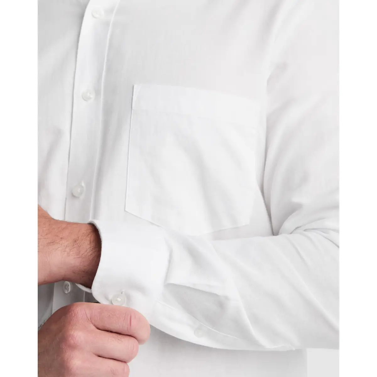 Camisa manga larga hombre Roly WRK Oxford 5507 3 Camisa manga larga hombre Roly WRK Oxford 5507, blanco, detalle del bolsillo y el puño con modelo