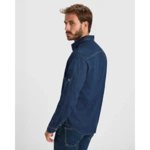 Camisa vaquera hombre Roly WRK Lujan 6706, vaquero, vista posterior con modelo