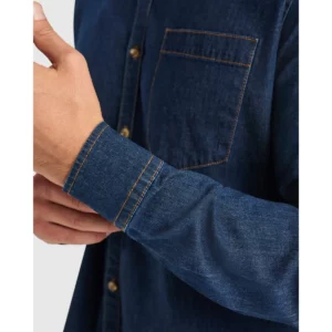 Camisa vaquera hombre Roly WRK Lujan 6706, vaquero, detalle del puño y bolsillo con modelo
