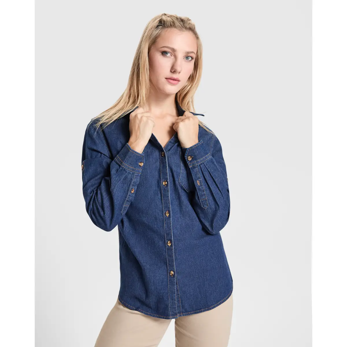 Camisa vaquera mujer Roly WRK Lujan Woman 6707 2 Camisa vaquera mujer Roly WRK Lujan Woman 6707, vaquero, vista frontal de la camisa con modelo
