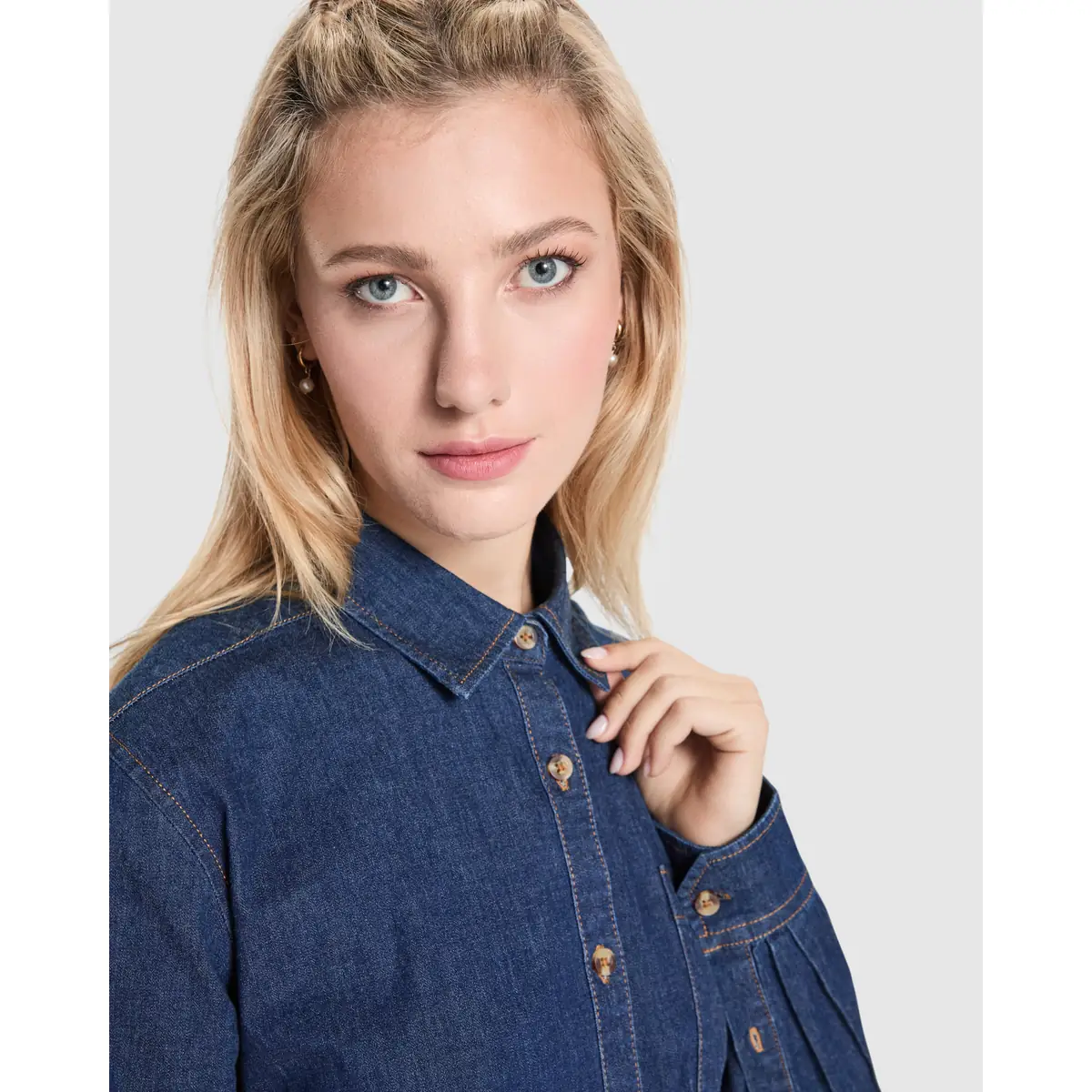 Camisa vaquera mujer Roly WRK Lujan Woman 6707 3 Camisa vaquera mujer Roly WRK Lujan Woman 6707, vaquero, detalle del cuello y bolsillo con modelo