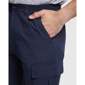 Bermuda multibolsillos Roly WRK Amazonas 6715, marino, detalle del bolsillo lateral con modelo