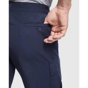 Bermuda multibolsillos Roly WRK Amazonas 6715, marino, detalle del bolsillo trasero con modelo