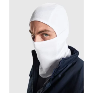 Máscara textil Roly WRK Darak 9081, blanco, vista lateral con modelo