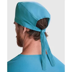 Gorro sanitario Roly WRK Macil 9082, azul danubio, vista trasera con modelo