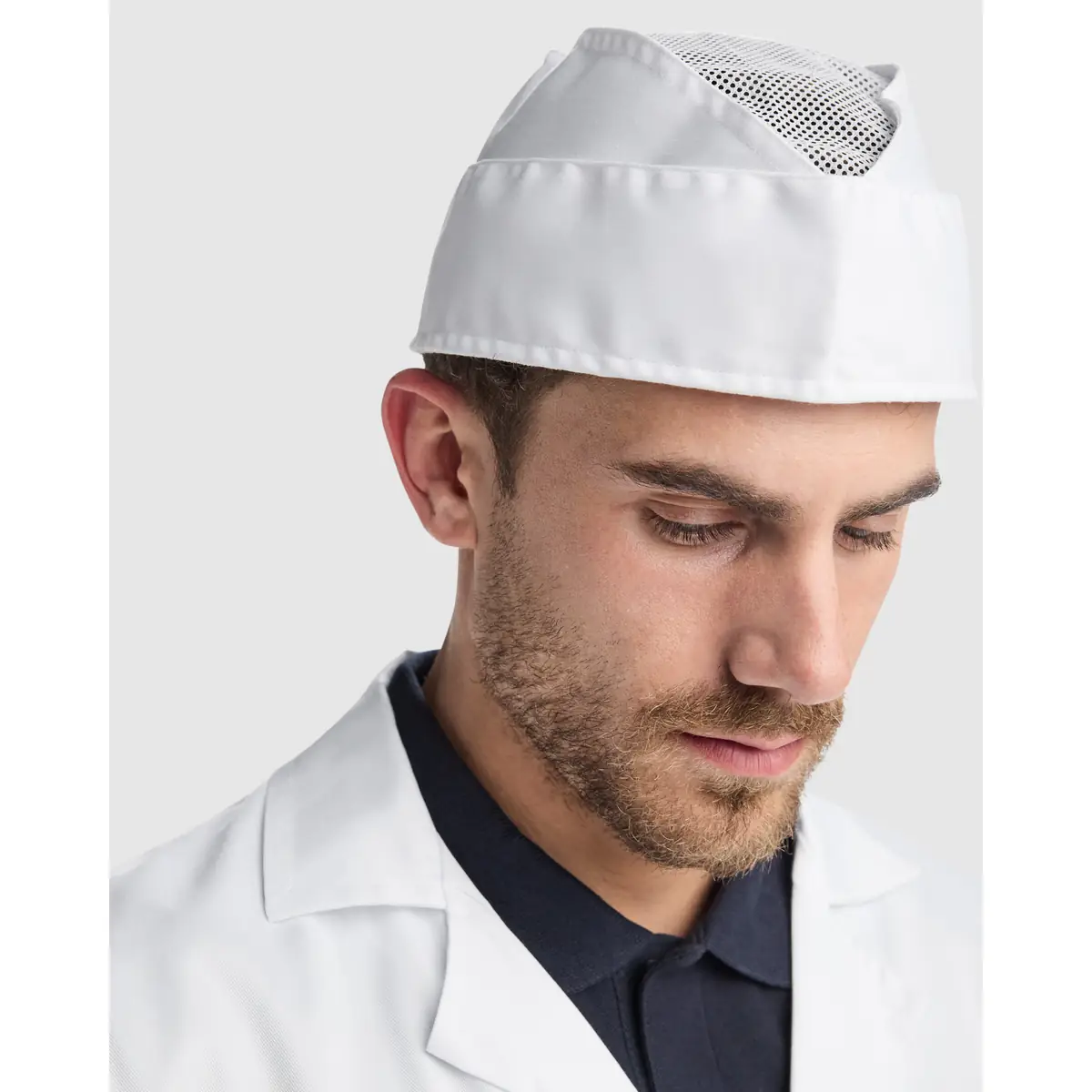 Gorro de cocina Roly WRK Lagasse 9090 1 Gorro de cocina Roly WRK Lagasse 9090, blanco, vista frontal con modelo