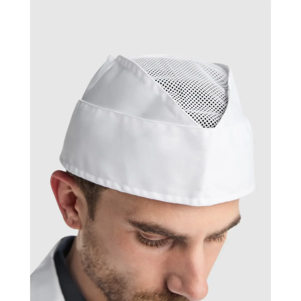 Gorro de cocina Roly WRK Lagasse 9090 2 Gorro de cocina Roly WRK Lagasse 9090, blanco, detalle frontal con modelo
