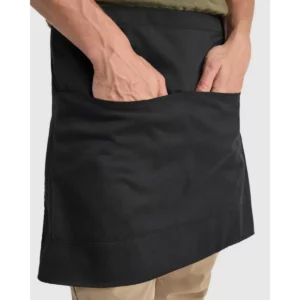 Delantal corto Roly WRK Classic 9123, negro, detalle del bolsillo con modelo