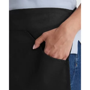 Delantal corto Roly WRK Mini 9124, negro, detalle del bolsillo con modelo