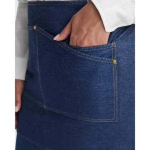 Delantal vaquero Roly WRK Dacosta 9127, color vaquero, detalle del bolsillo con modelo