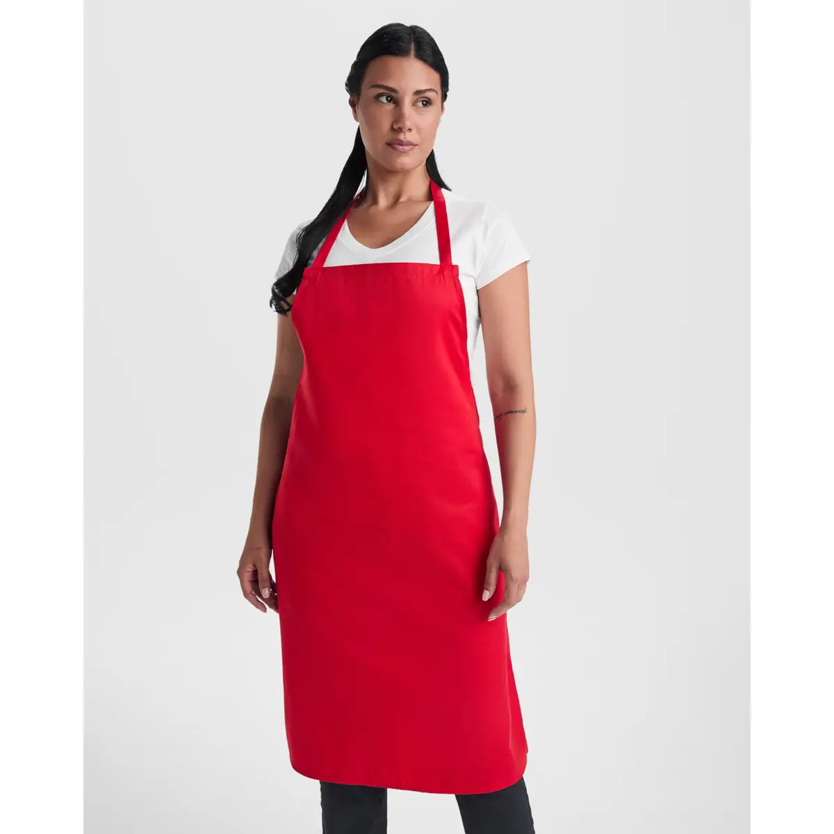 Delantal sin bolsillos Roly WRK Ramsay 9128 1 Delantal sin bolsillos Roly WRK Ramsay 9128, rojo, vista frontal con modelo