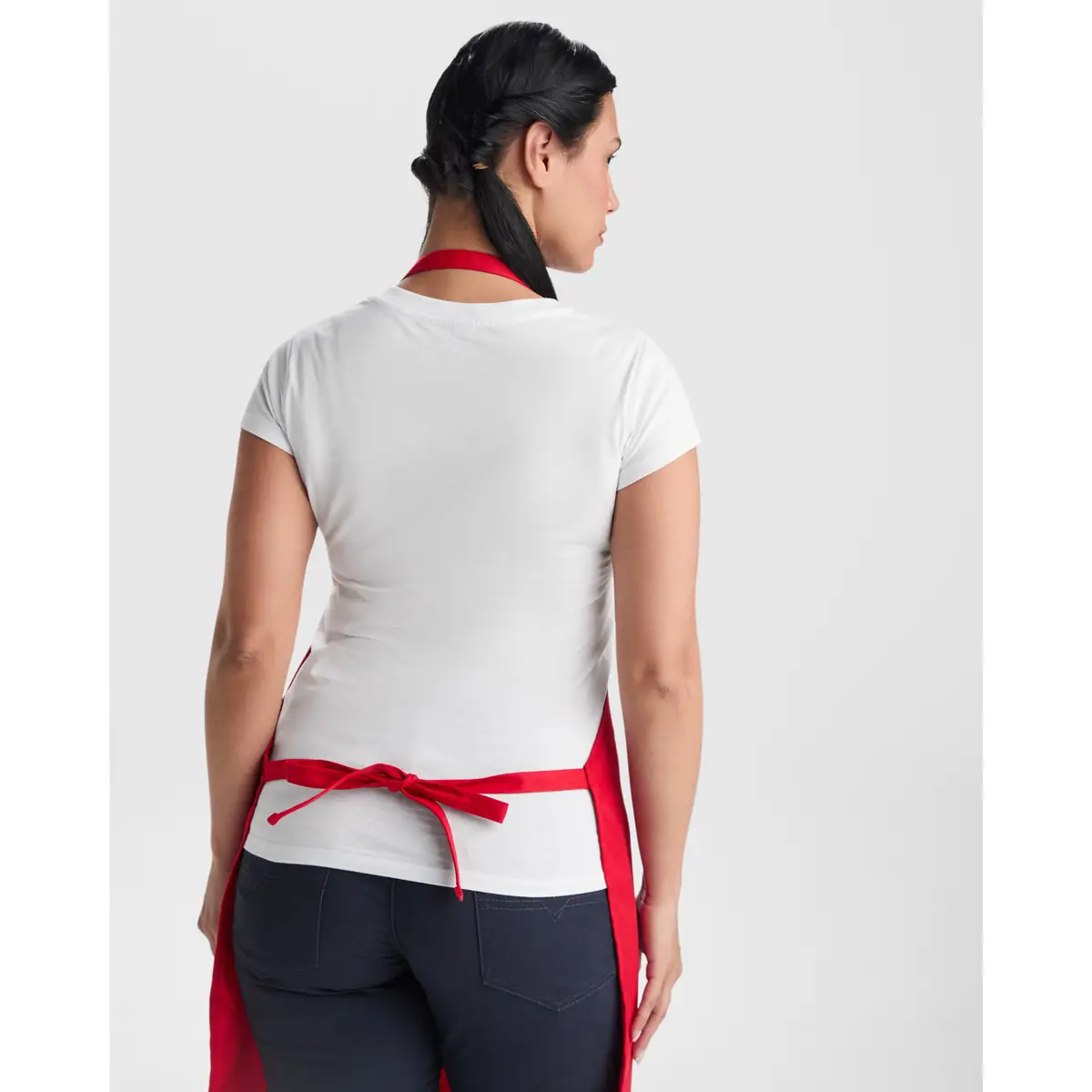 Delantal sin bolsillos Roly WRK Ramsay 9128 2 Delantal sin bolsillos Roly WRK Ramsay 9128, rojo, vista posterior con modelo