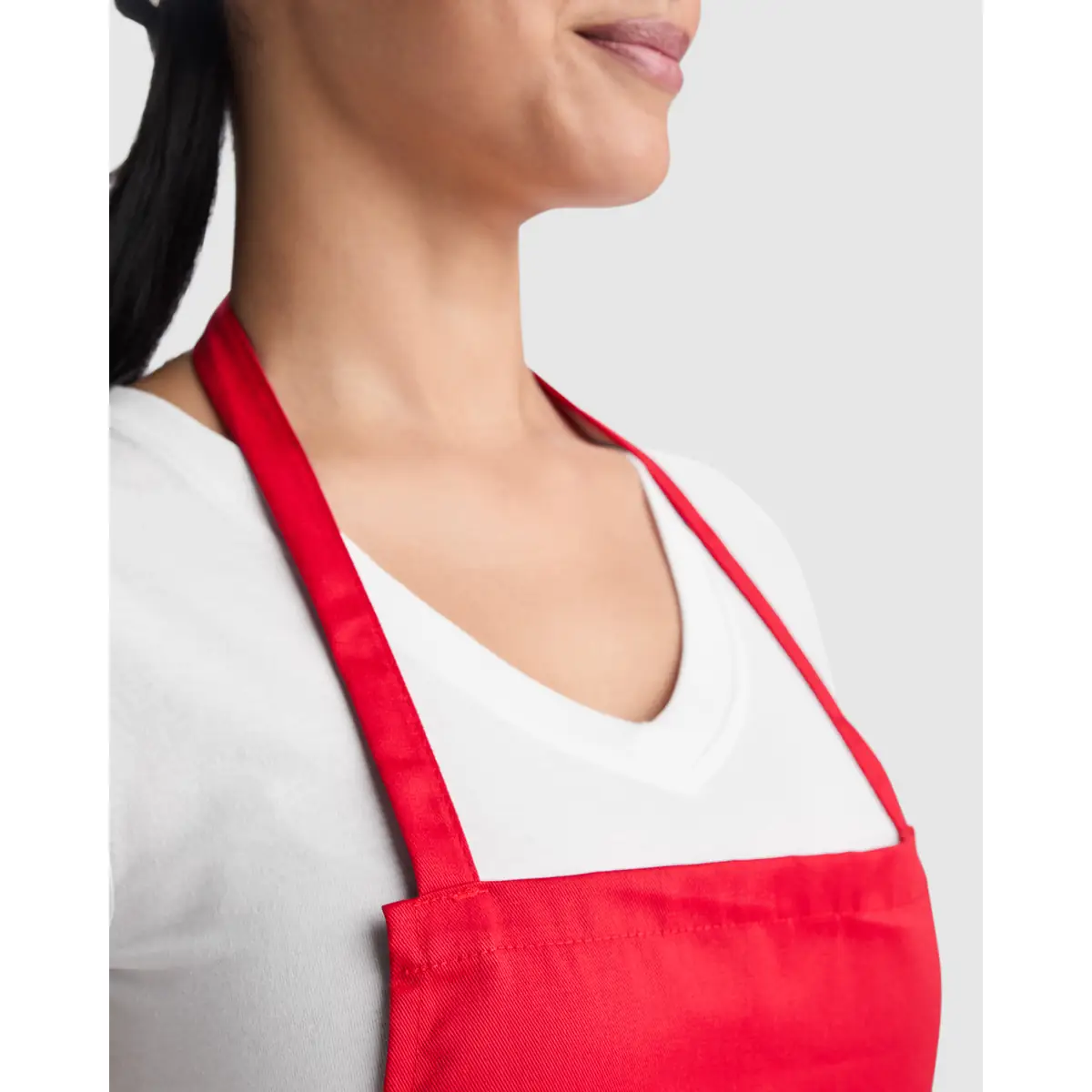 Delantal sin bolsillos Roly WRK Ramsay 9128 3 Delantal sin bolsillos Roly WRK Ramsay 9128, rojo, detalle de la cinta de cuello con modelo