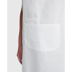 Delantal de popelín Roly WRK Ducasse 9129, blanco, detalle del bolsillo blanco con modelo