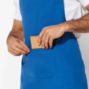 Delantal de popelín Roly WRK Ducasse 9129, royal, detalle del bolsillo royal con modelo
