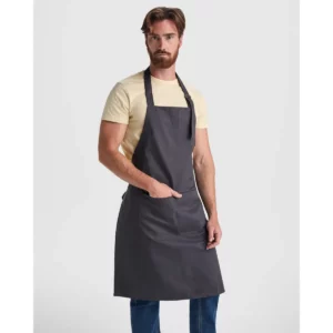 Delantal reciclado Roly WRK Bost 9139, gris oscuro, vista frontal con modelo