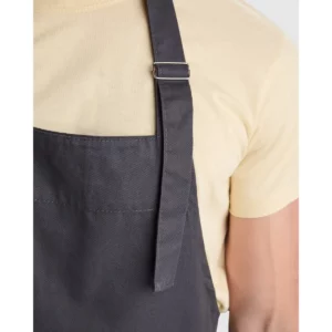 Delantal reciclado Roly WRK Bost 9139, gris oscuro, detalle del ajustador de cuello con modelo