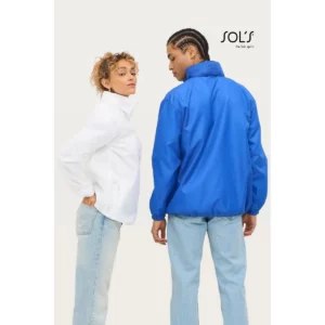 Cortavientos unisex SOL’S SHIFT 01618, vista posterior con modelo.