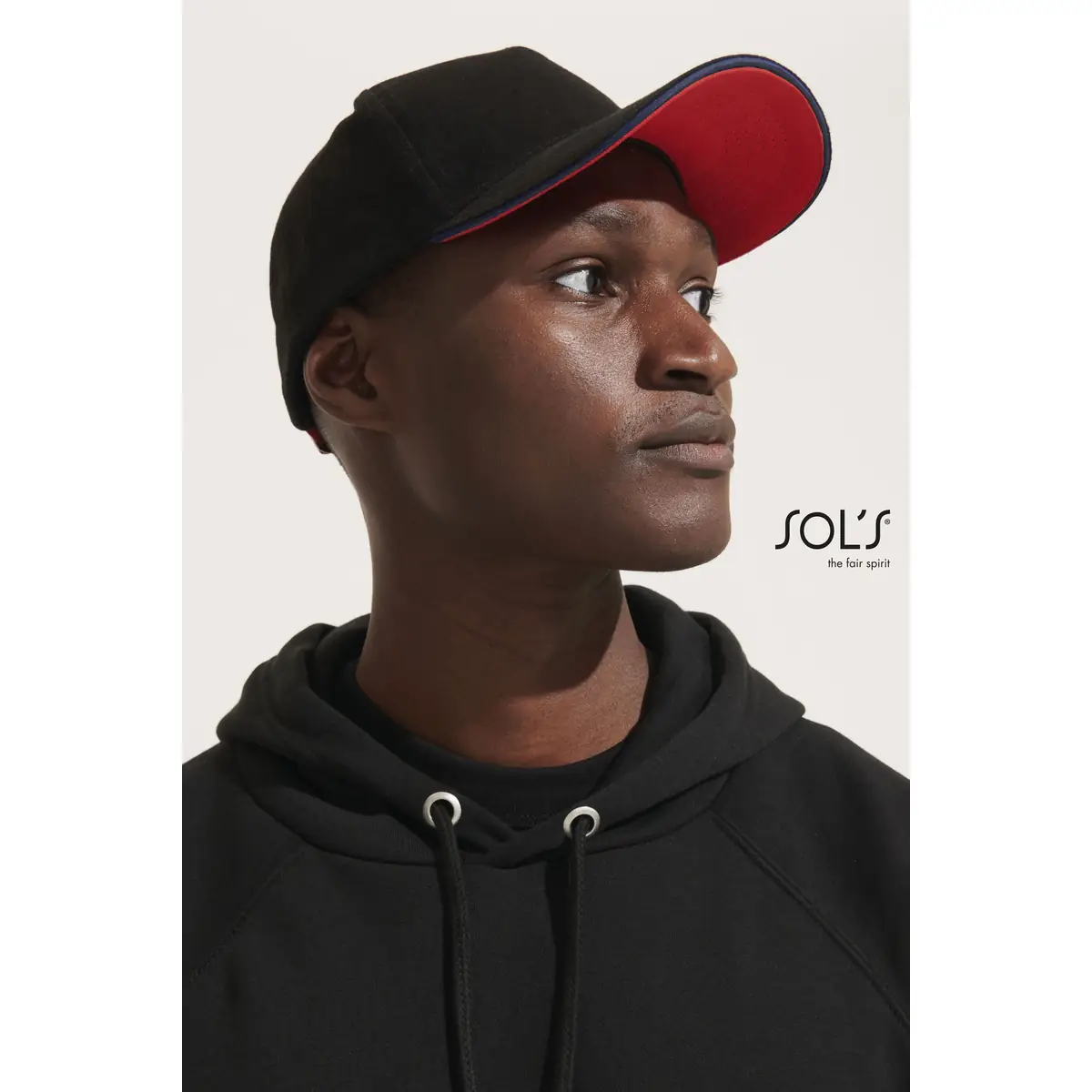 Gorra tricolor SOL’S LONGCHAMP 02116 1 Gorra tricolor SOL’S LONGCHAMP, vista lateral con modelo.