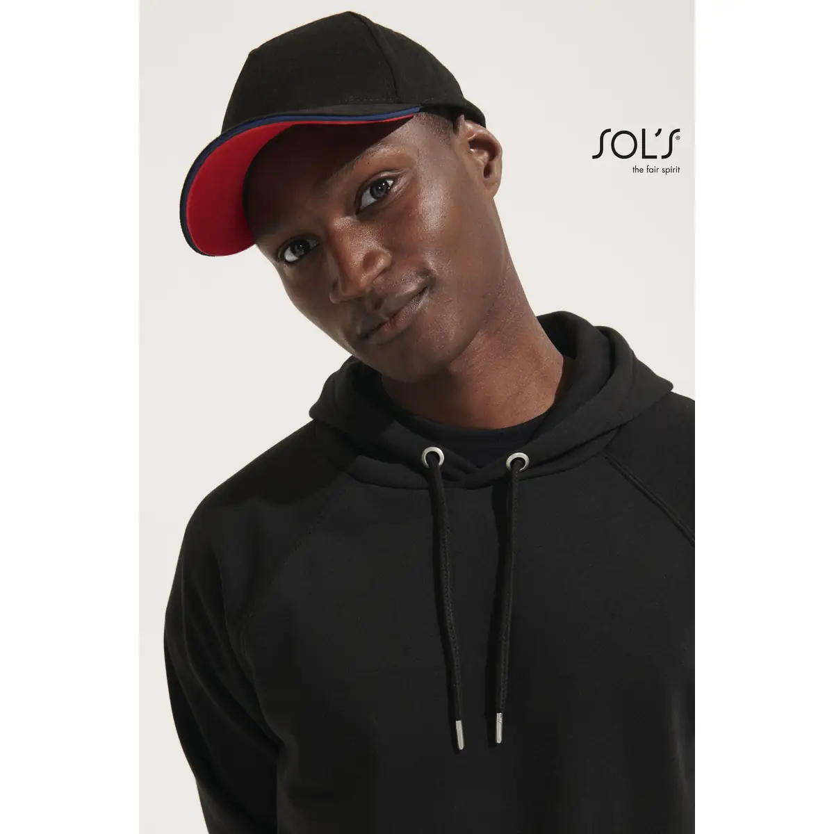 Gorra tricolor SOL’S LONGCHAMP 02116 2 Gorra tricolor SOL’S LONGCHAMP, vista de tres cuartos con modelo.
