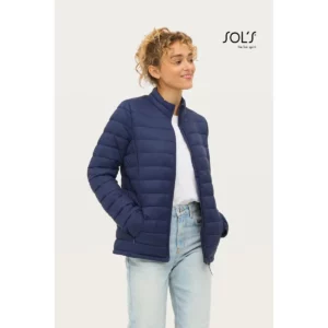 Chaqueta ligera mujer SOL’S WILSON WOMEN 02899, vista de tres cuartos con modelo.