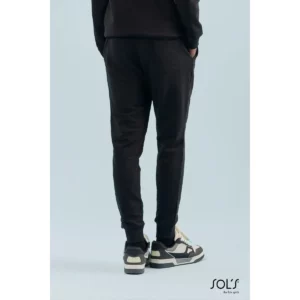Pantalón de chándal hombre SOL’S JET MEN 03808, vista posterior con modelo.