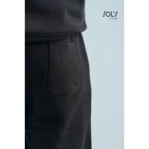Pantalón de chándal hombre SOL’S JET MEN 03808, detalle del bolsillo trasero con modelo.