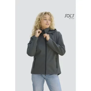 Chaqueta softshell mujer SOL’S RACE HOODED WOMEN 04448, vista con modelo.