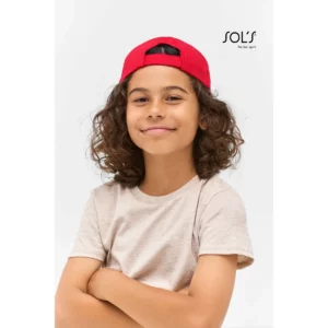 Gorra infantil SOL’S BUZZ KIDS 04745, vista con modelo.