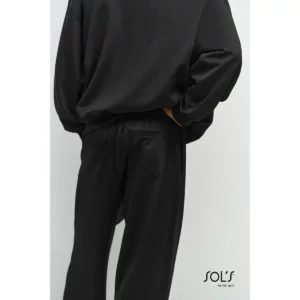 Pantalón de chándal unisex SOL’S ARTO 04817, detalle del bolsillo con modelo.