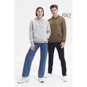 Sudadera con capucha unisex SOL’S SLAM 13251, vista con modelo.