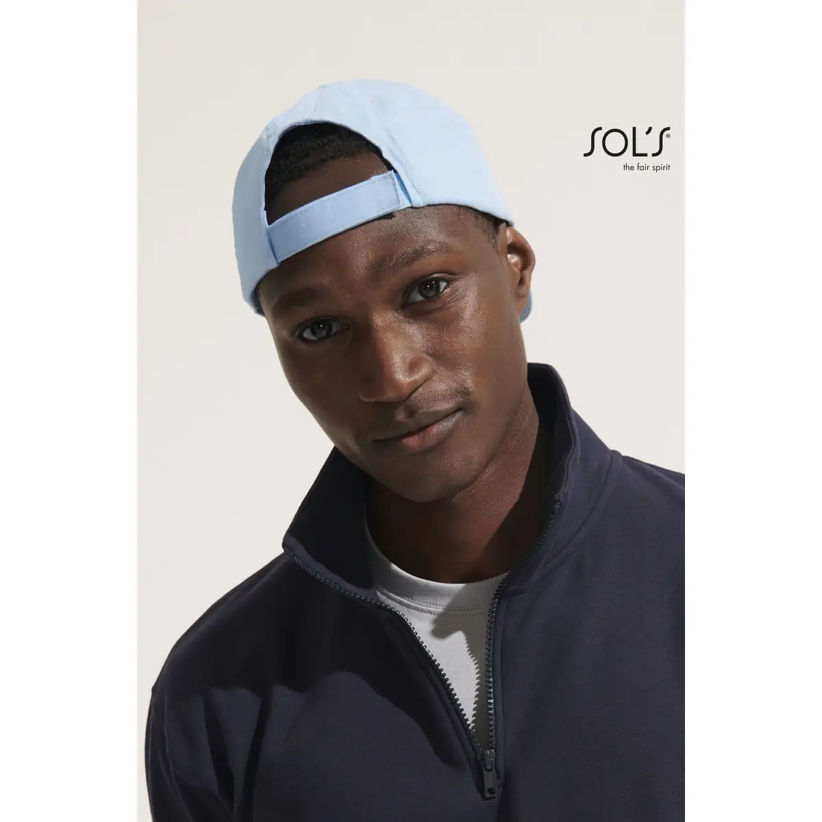 Gorra unisex SOL’S SUNNY 88110 22 Gorra unisex SOL’S SUNNY 88110, vista con modelo y cierre posterior visible.