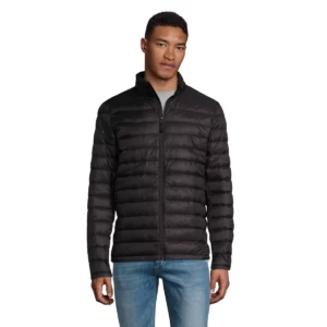Chaqueta ligera hombre SOL’S WILSON MEN 02898 en Negro, frontal con modelo.